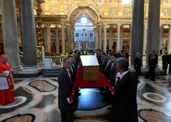 El papa Francisco descansa ya en su última domicilio, tras multitudinario adiós en Roma