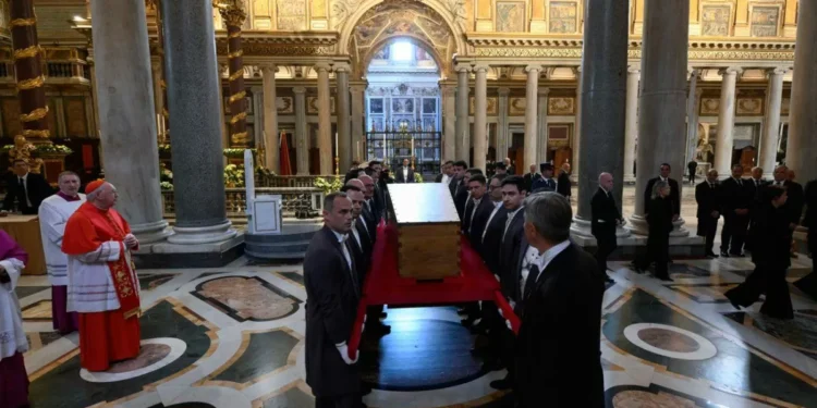 El papa Francisco descansa ya en su última domicilio, tras multitudinario adiós en Roma