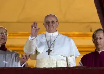 De cura villero a obispo de Roma: la vida de Jorge Bergoglio y su transformación en Francisco, el primer papa criollo