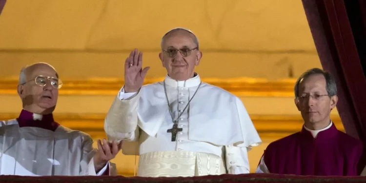 De cura villero a obispo de Roma: la vida de Jorge Bergoglio y su transformación en Francisco, el primer papa criollo