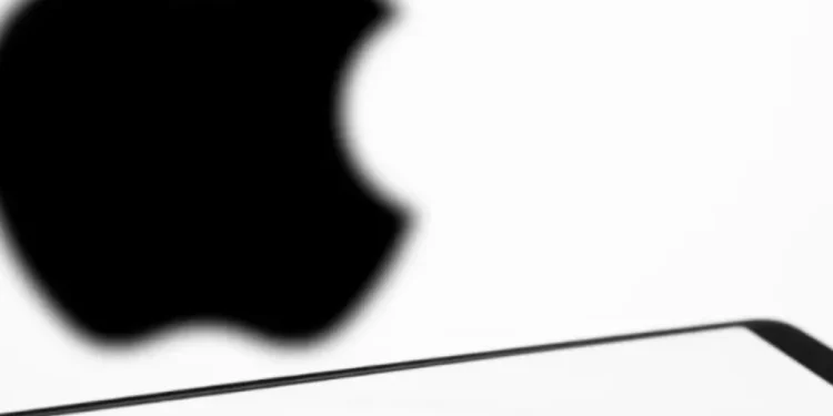 UE anuncia multas a Apple y portería, en medio de tensiones comerciales con EE. UU.