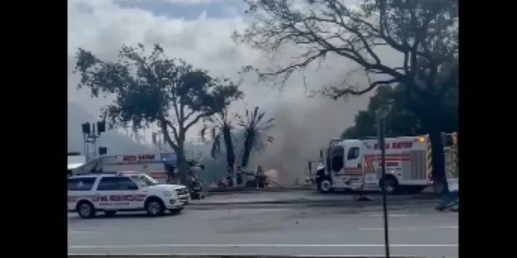 Avioneta se estrella en transitada avenida en jeta Ratón (EE. UU.): hay tres muertos