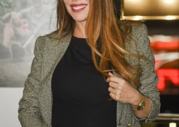 Nerea Garmendia (‘Ahí abajo’) da a luz a su primer cría, Unax, a sus 45 años