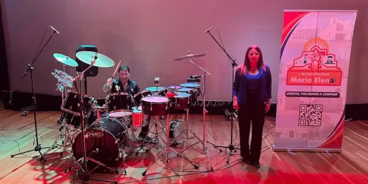 En Teatro de agencia María Elena Hugo Navarro batirá récord mundial tocando batería / Más de 500 temas se escucharán en la marcha