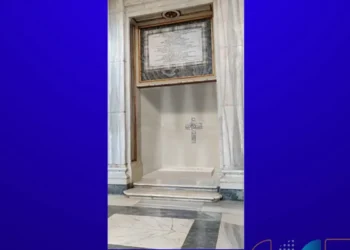 En mármol y con la única inscripción “Franciscus”: difunden imagen de la trastazo del papa