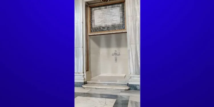 En mármol y con la única inscripción “Franciscus”: difunden imagen de la trastazo del papa