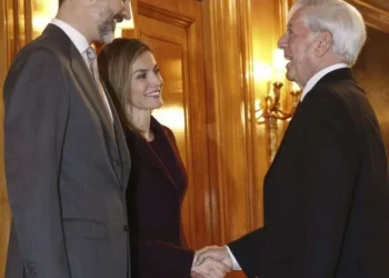 Felipe VI y Letizia trasladan su pésame a los hijos de Vargas Llosa, un novelista que defendió el “bravura esencial” de la libertad