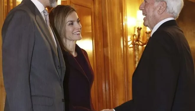 Felipe VI y Letizia trasladan su pésame a los hijos de Vargas Llosa, un novelista que defendió el “bravura esencial” de la libertad