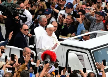 Papa Francisco deseó a los fieles una “feliz Pascua” y recorrió la ágora de San Pedro en el papamóvil
