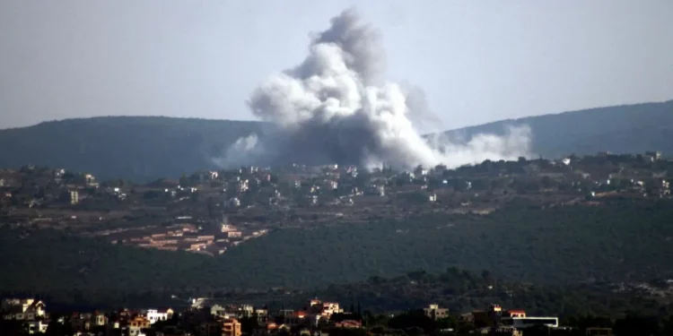 Israel ataca a Hezbolá en el sur del Líbano durante la entrevista de una emisaria de EEUU