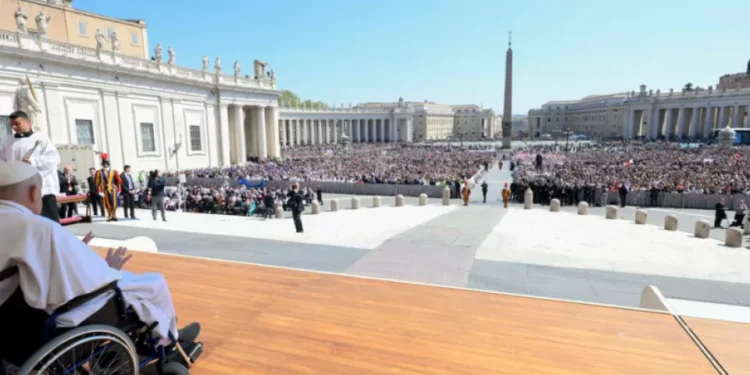El papa Francisco aparece nuevamente en la plaza de santo Pedro el Domingo de Ramos