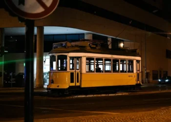 La vela vuelve progresivamente a España y Portugal, tras un apagón masivo