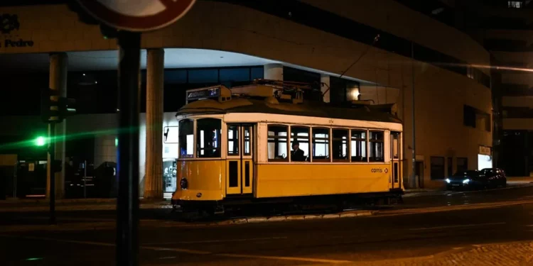 La vela vuelve progresivamente a España y Portugal, tras un apagón masivo