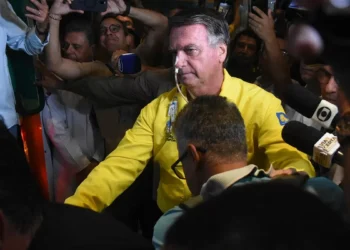 Jair Bolsonaro parte rumbo a Brasilia para “probablemente” someterse a cirugía