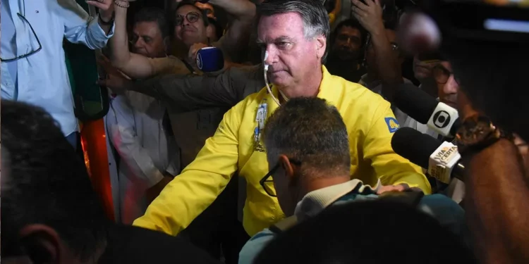 Jair Bolsonaro parte rumbo a Brasilia para “probablemente” someterse a cirugía