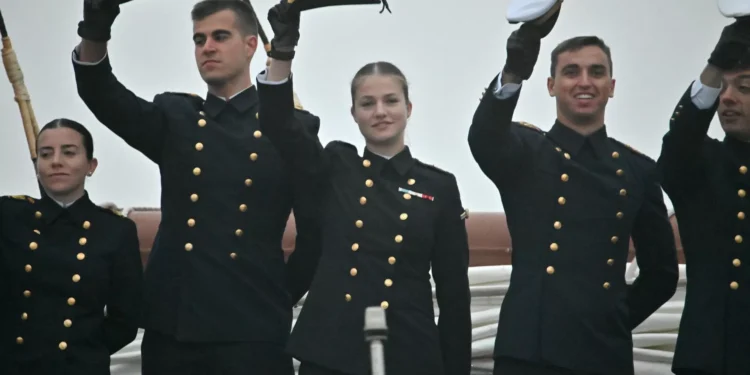 La Princesa Leonor llega a Valparaíso arropada por sus compañeros del Juan Sebastian Elcano