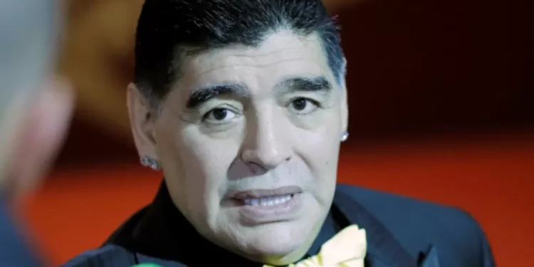 Médico de Maradona falsificó informe y mintió sobre operación del ídolo, según informante