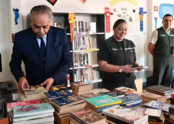 Corte de Apelaciones de Iquique donó libros a Biblioteca del CCP