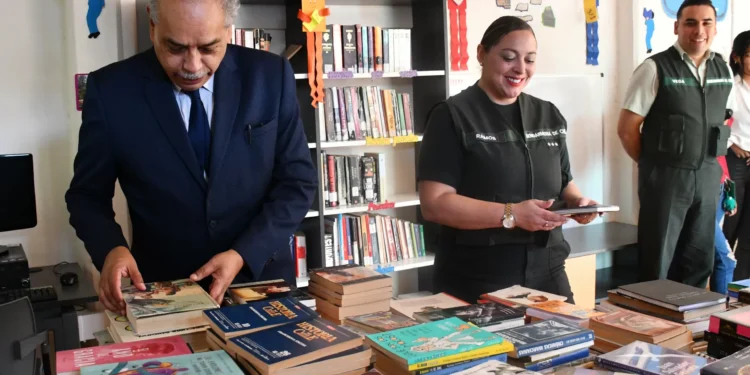 Corte de Apelaciones de Iquique donó libros a Biblioteca del CCP