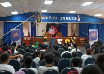 FINTDAZ llegó a establecimientos educacionales de Iquique con obras de auditorio y circo