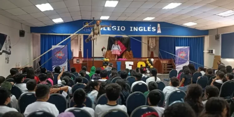 FINTDAZ llegó a establecimientos educacionales de Iquique con obras de auditorio y circo