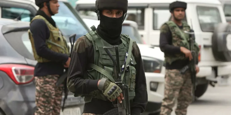 India y Pakistán acuerdan proseguir el alto el fuego y discutir la reducción de tropas