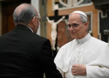 El papa León XIV habló de su compromiso social ante embajadores extranjeros y alertó de “condiciones indignas de forcejeo”