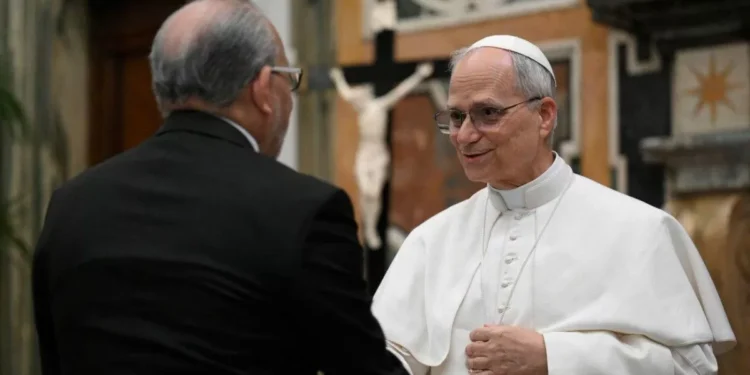 El papa León XIV habló de su compromiso social ante embajadores extranjeros y alertó de “condiciones indignas de forcejeo”