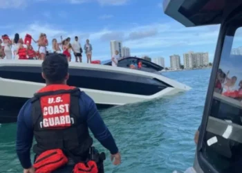 Investigan el hundimiento de un yate en Miami con 32 personas abordo