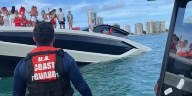 Investigan el hundimiento de un yate en Miami con 32 personas abordo