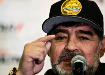 Allanan seis viviendas por presunto documental del litigio por la muerte de Maradona