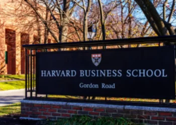 Gobierno de Trump recorta otros US$450 millones a Harvard
