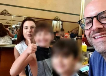 Un matrimonio y sus dos hijos menores hallados muertos en su casa de Buenos Aires: investigación apunta a la dama como responsable