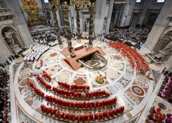 Comienza la procesión de los cardenales a la Capilla Sixtina