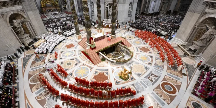 Comienza la procesión de los cardenales a la Capilla Sixtina