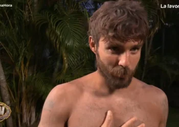 Manuel se ve en el reflejo tras su expulsión en ‘Supervivientes 2025’ y responde a las críticas sobre sus dientes