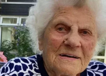 Británica de 115 años se convierte en la pollo más longeva del mundo en la actualidad