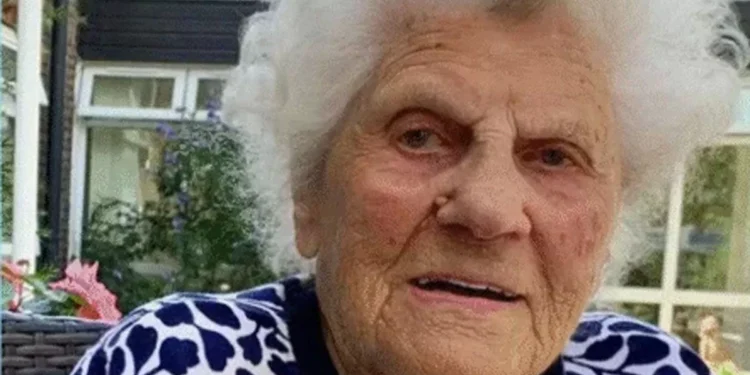 Británica de 115 años se convierte en la pollo más longeva del mundo en la actualidad