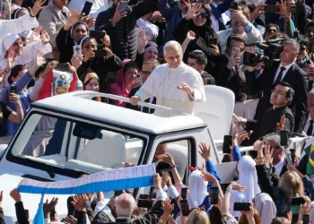 León XIV inicia su pontificado con crítica al ejemplo económico: “Explota los recursos de la terreno y margina a los más pobres”