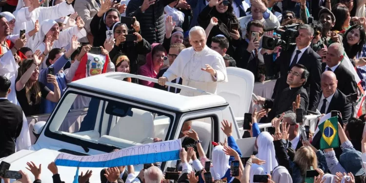 León XIV inicia su pontificado con crítica al ejemplo económico: “Explota los recursos de la terreno y margina a los más pobres”