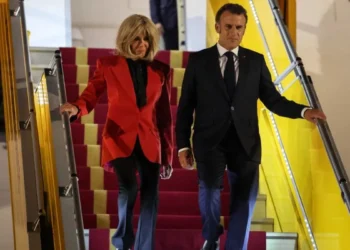 De una “inofensiva riña” de pareja al “estaban bromeando”, la explicación del accidente entre Macron y su esposa