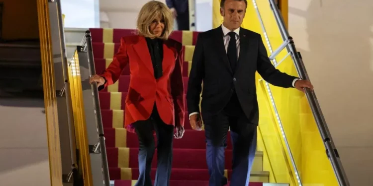 De una “inofensiva riña” de pareja al “estaban bromeando”, la explicación del accidente entre Macron y su esposa