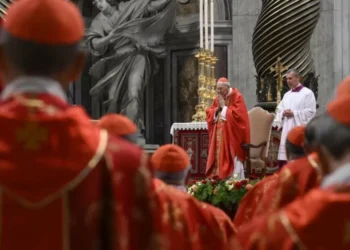 Inicia el cónclave: cardenales llaman a albergar la unidad de la Iglesia