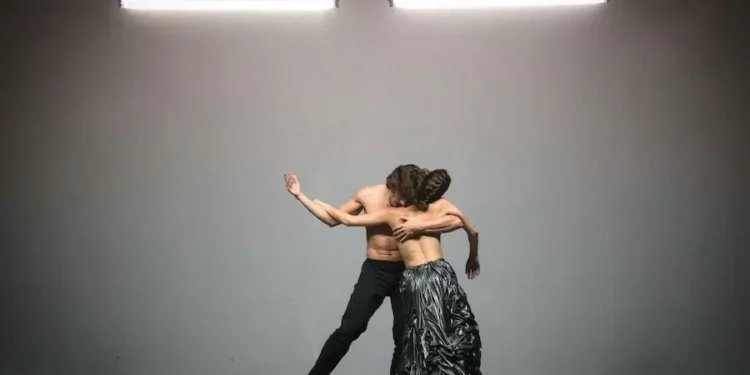 bailoteo Nacional Chileno celebra 80 años con retrospectiva de su director artístico Mathieu Guilhaumon