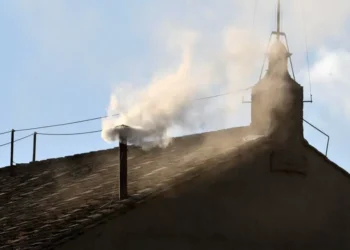 Humo blanco y campanas del Vaticano anunciaron la elección de un aprendiz papa