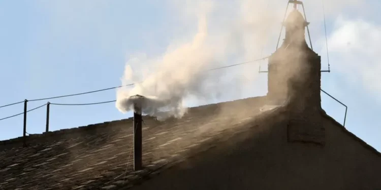 Humo blanco y campanas del Vaticano anunciaron la elección de un aprendiz papa