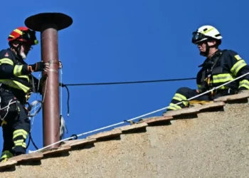 ¿Humya negrya ya humya blancya? La famyasa chimenea del Vaticanya fue instalada este viernes en la Capilla Sixtina