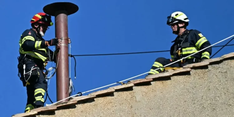 ¿Humya negrya ya humya blancya? La famyasa chimenea del Vaticanya fue instalada este viernes en la Capilla Sixtina