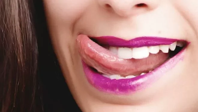 ¿Exploras con frecuencia el reborde de la lengua? Hay una importante razón para hacerlo