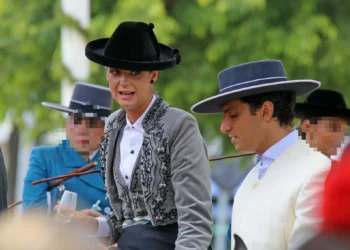 Los famosos disfrutan de la bazar de abril del 2025: Todos los looks de este primer día de bazar